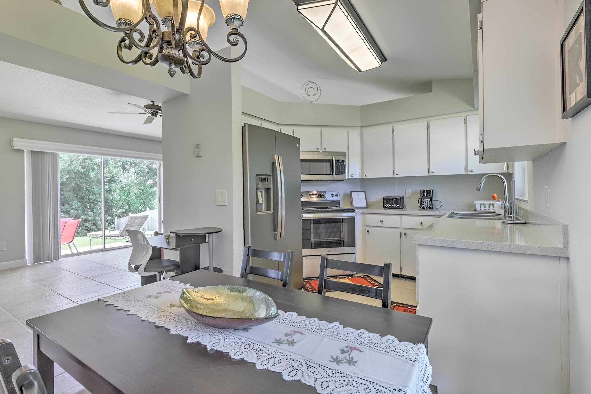 Family-friendly Home ~ 12 Mi to Disney + Universal