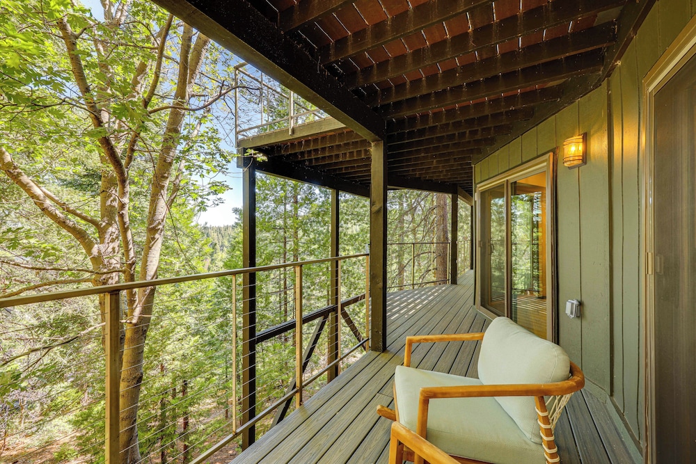 Stunning Forest Views: Luxury Lake Arrowhead Cabin