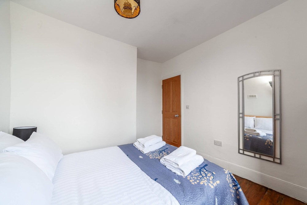 Charming Apartment in the Heart of Kennington view 3