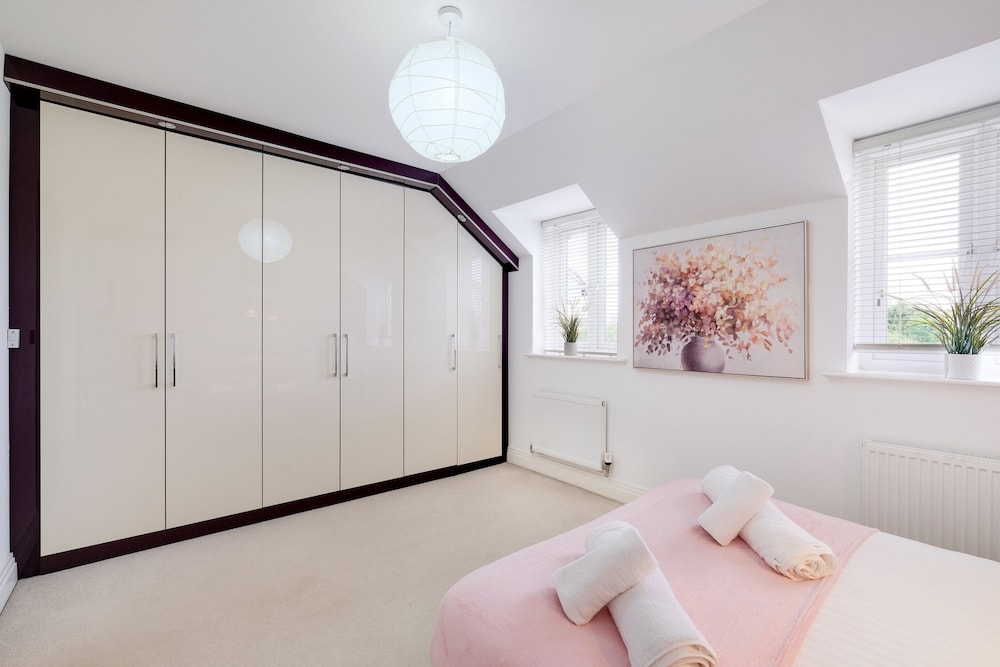 Foxherne 6 Bed & 3 Bath Serviced Hse -20