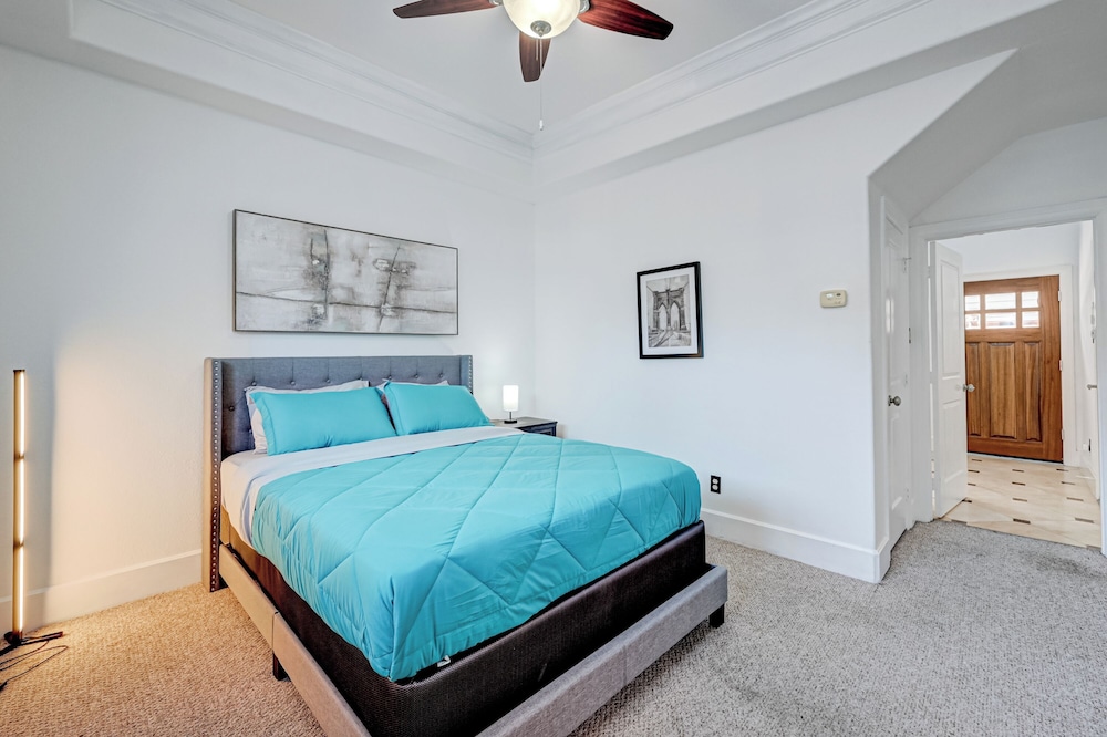 Vibrant Haven With Rooftop Patio view 2
