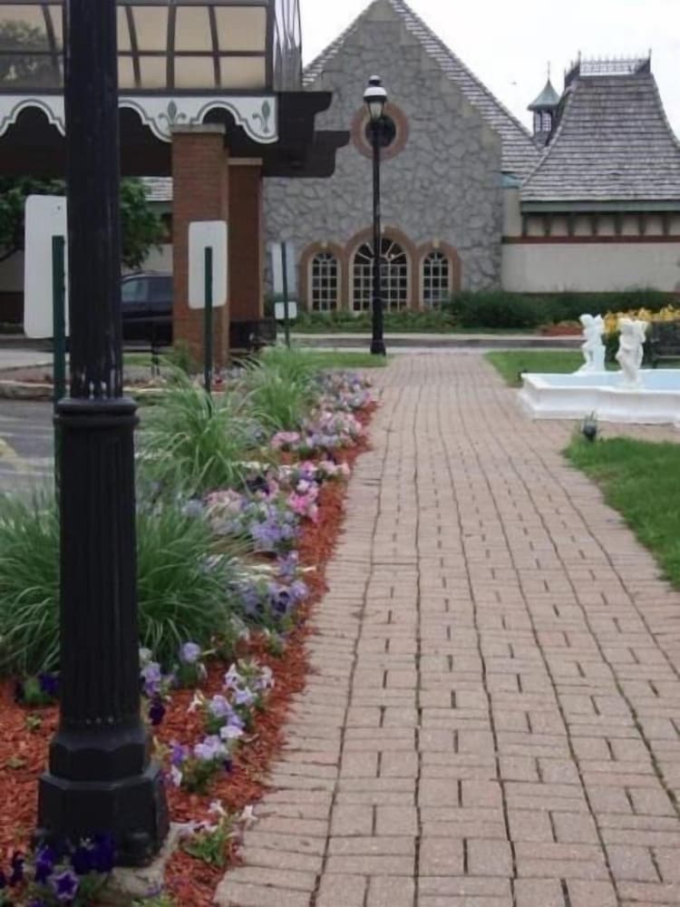 Bloomington Vacations - The Chateau Hotel and Conference Center - Property Image 21