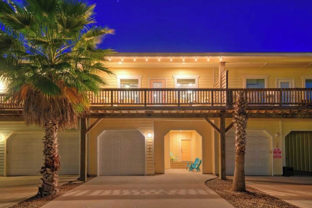 2 Homes in Las Palmeras by Avantstay Sleeps 18, Resort Pool + Private Patio Walk to Town, Golf Cart Zone