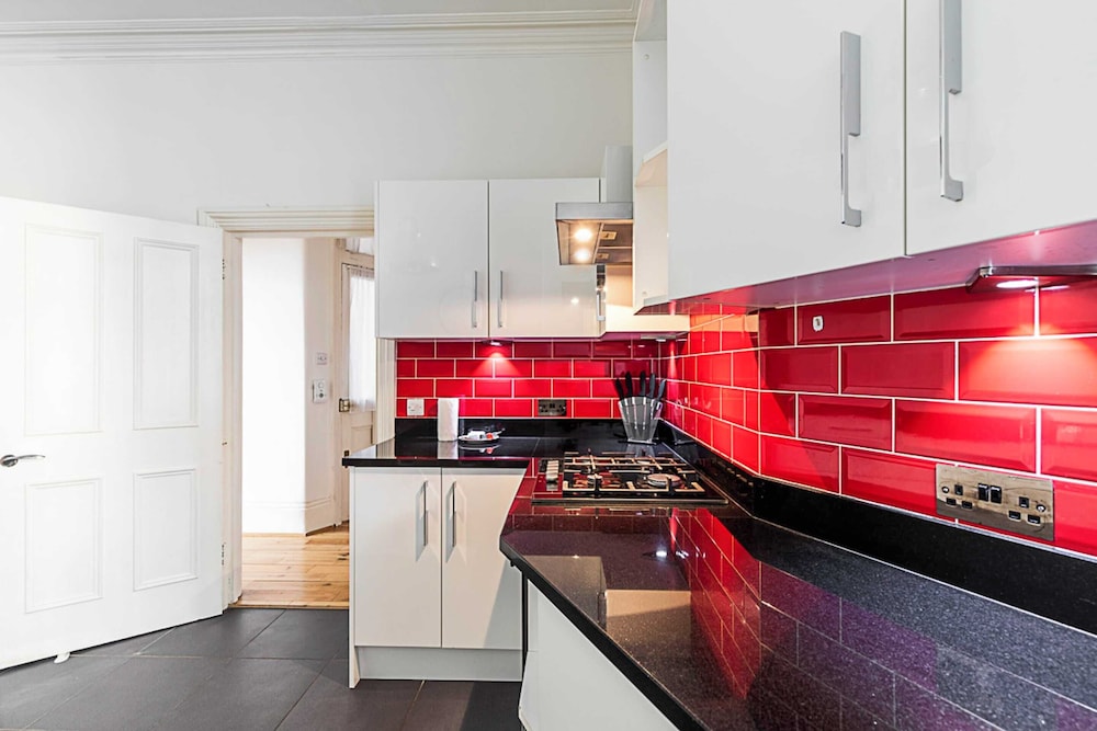 Kensington Tranquility: Elegant Two-bed Retreat