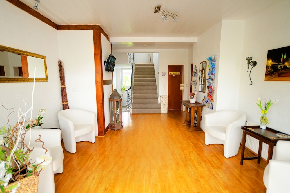 Beautiful Three Bedroom House in West London view 2