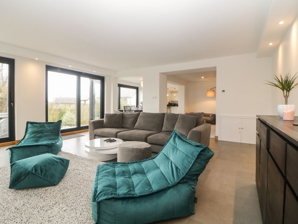 2 White Rock Court