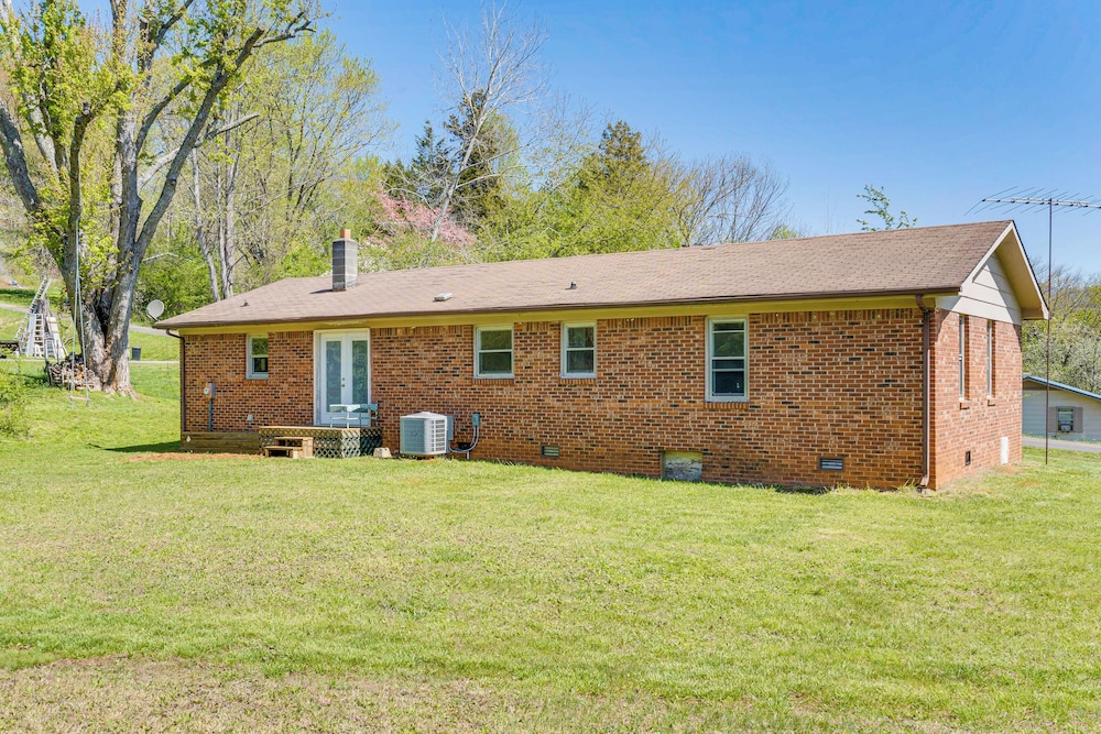 5 Mi to Chatuge Lake: Hayesville Hideaway!