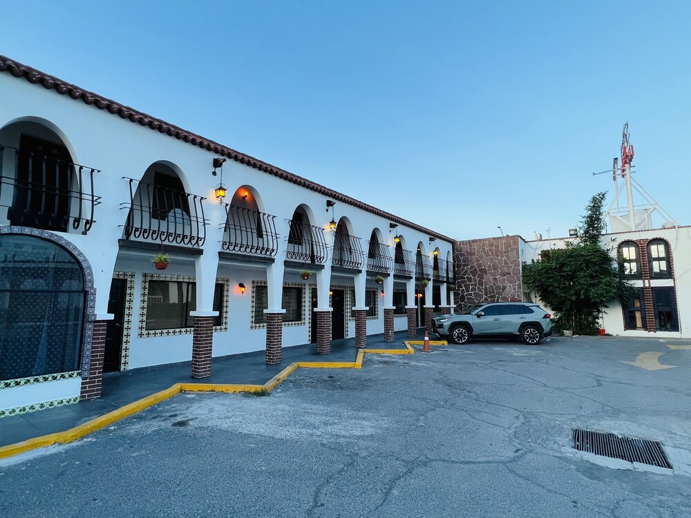 Nuevo Laredo Vacations - Hotel  Suites Hacienda Santa Maria - Property Image 10