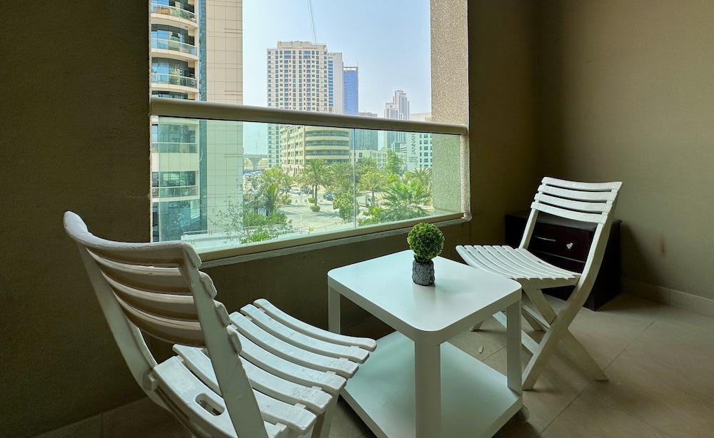 Studio w Balcony &RoofTop Pool in Marina