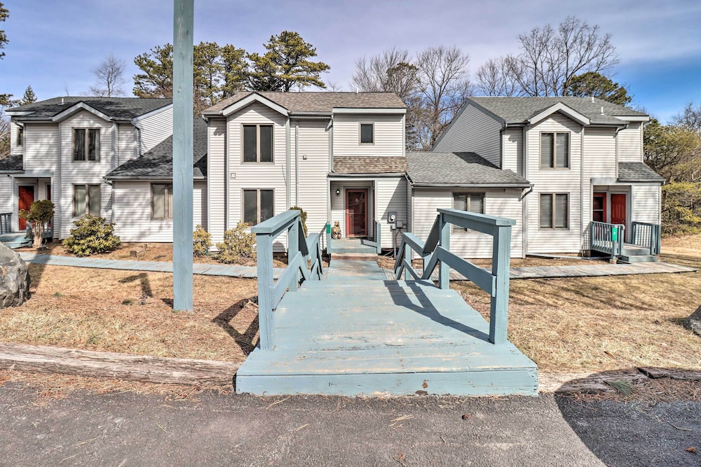 Poconos Retreat w/ Pool & Deck, Near Lake Harmony! view 4