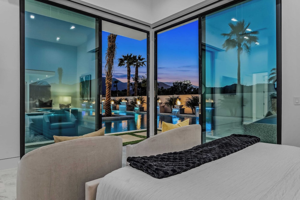 Sleeps 31 2 Luxury Villas w/ Pool + Spa, Putting Green Bravo by Avantstay