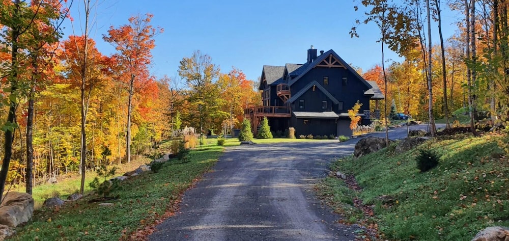 Black Bear - Luxury Mountain-top Villa With hot tub