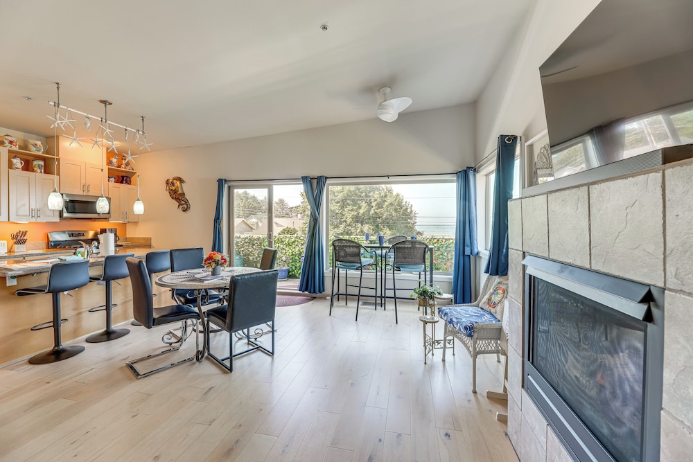 Steps to Pirate Cove: Oregon Coast Condo w/ View