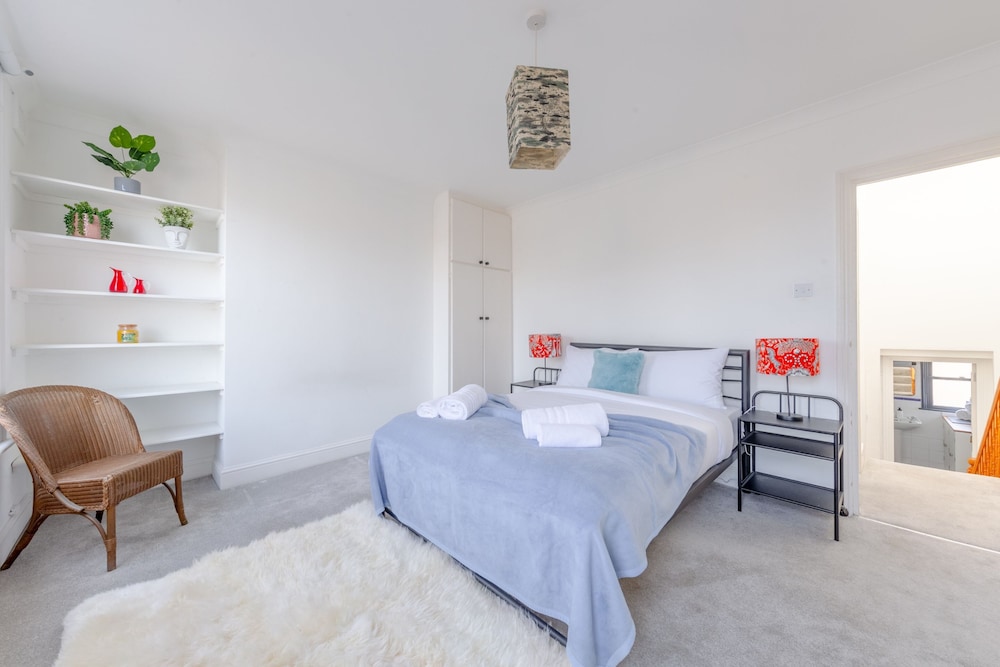 Spacious 3 Bedroom Flat in Brixton