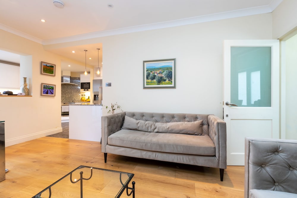 Modern and Bright 3 Bedroom House in Paddington