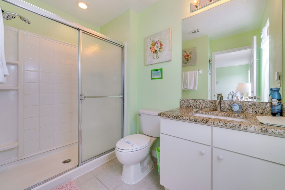 10 Mi to Disney Parks: Resort Retreat w/ Patio