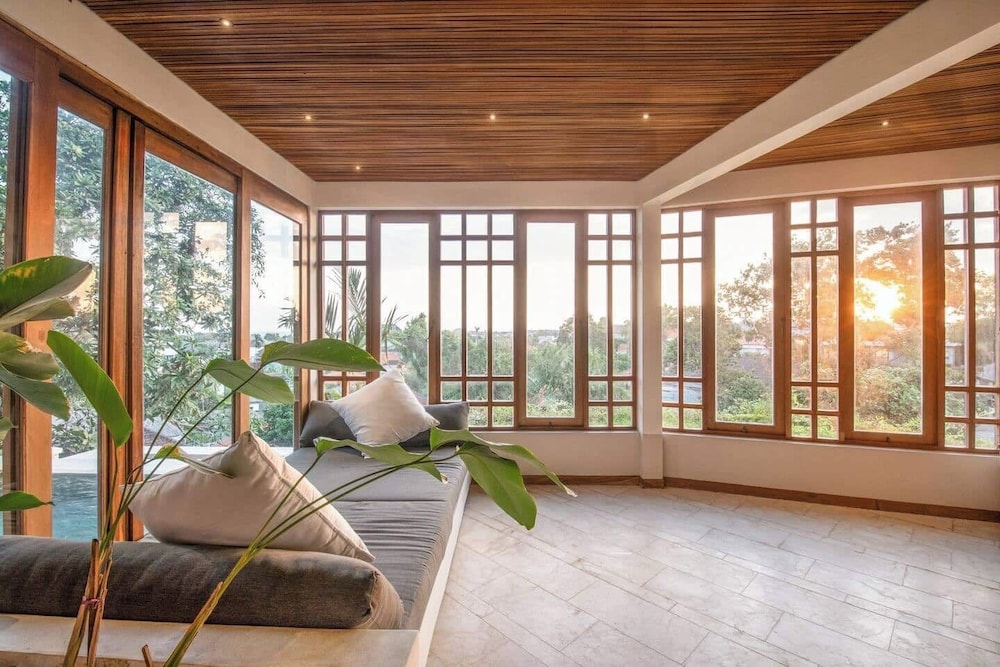 Gorgeous 2-br Penthouse With Views, 800m to the Be