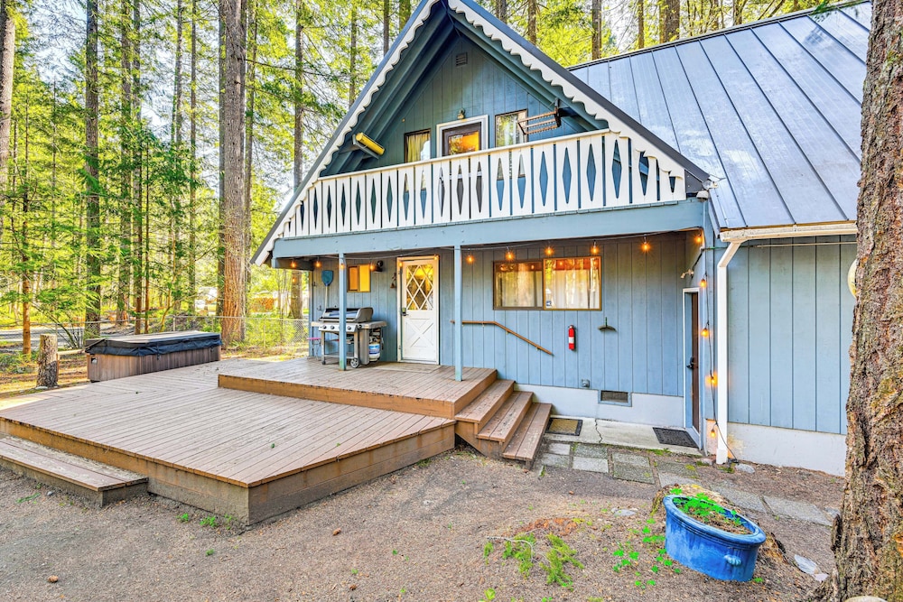 Game Room & Fire Pit: Family Cabin in Packwood!