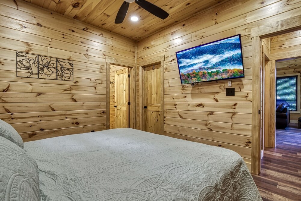Bear Tracks Lodge 4 Bedroom Cabin by RedAwning view 3