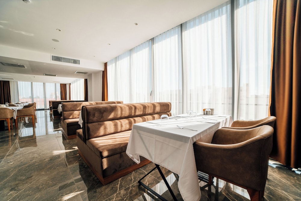 EKOR ELEGANCE HOTEL