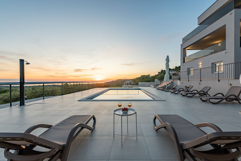 Villa Suton view 3