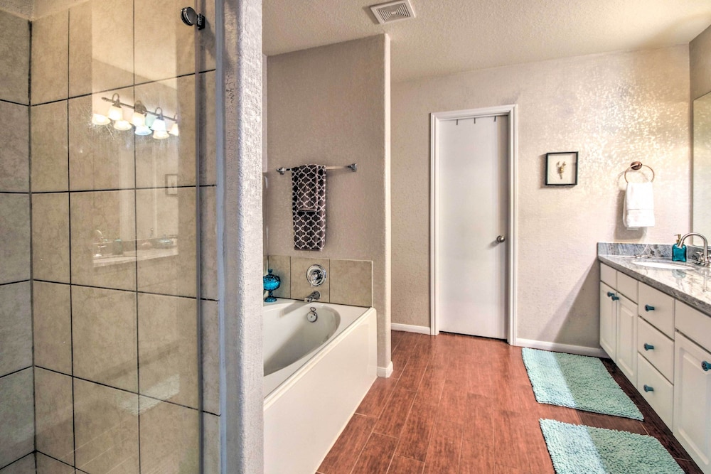 Eclectic Katy Home w/ Yard & Community Pool! view 5