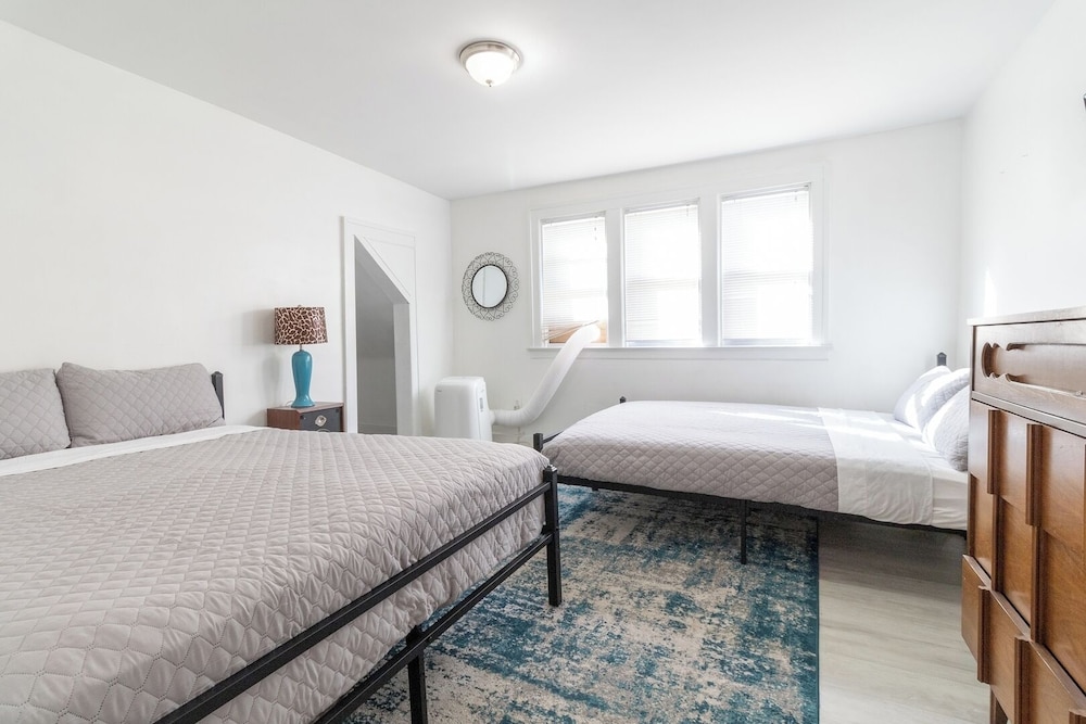 Detroit 4BR Home Bathtub & Pet Friendly Stay
