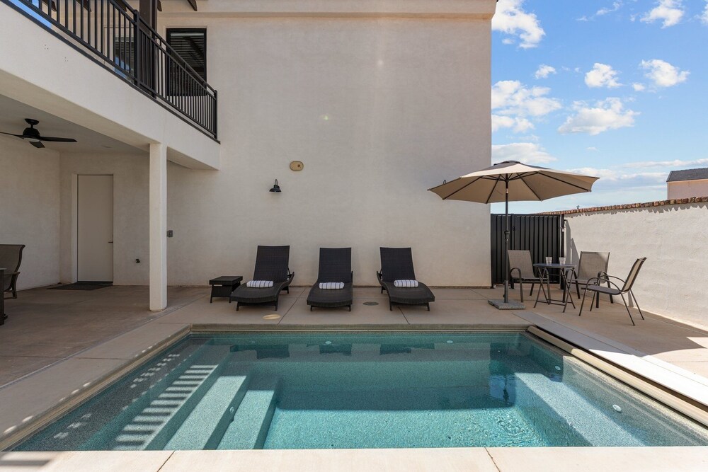 Desert Jewel With Private Gym And Pool 4 Bedroom Townhouse