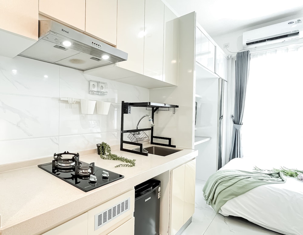 Modern Look And Homey Studio At Apartment Sky House Bsd
