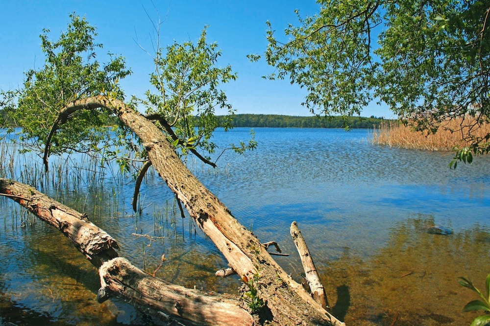 Bungalow am See mit Ruderboot in Klein Labenz