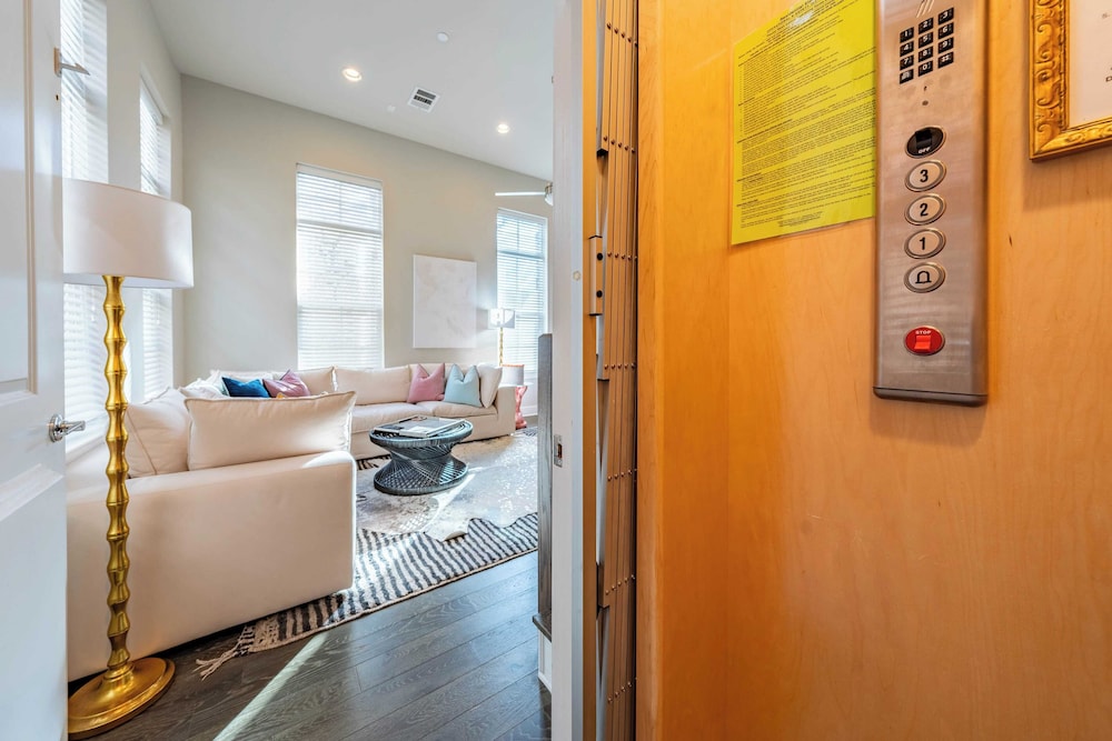 Modern Home, Private Balcony, Near Rainey & Lady Bird Lake Haus of Z