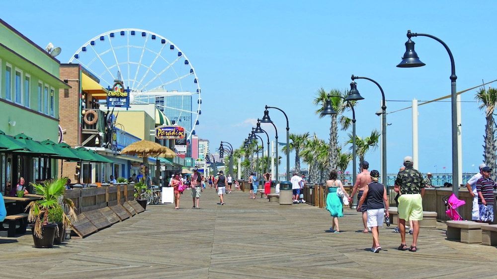 Boardwalk Resort by Hosteeva