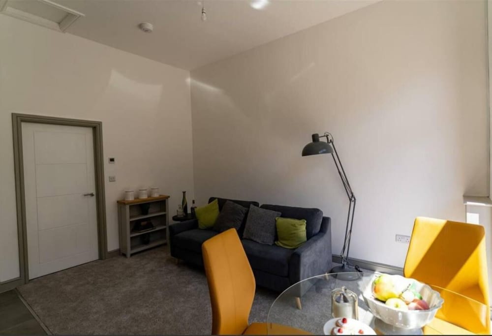 Impeccable 1-bed Apartment in Buxton Town Center view 3