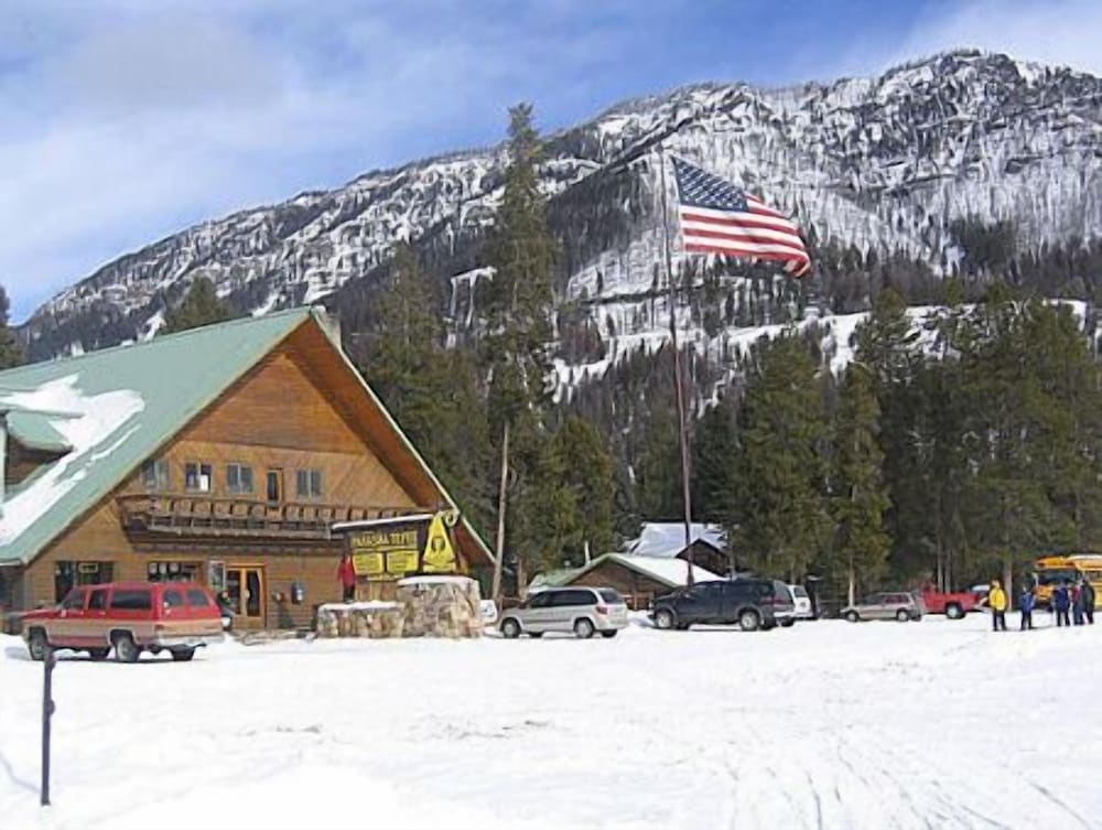 Pahaska Tepee Resort