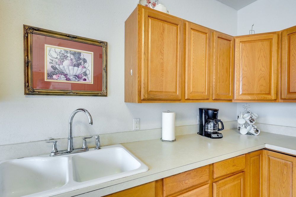 Paris Vacations - Paris Vacation Rental  15 Mi to Mount Magazine! - Property Image 3