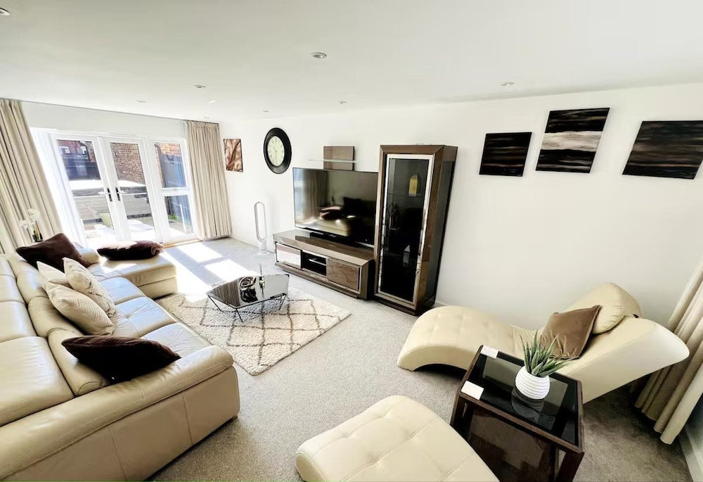 Horley Hideaway - 4 Bedroom House- Sleeps 7