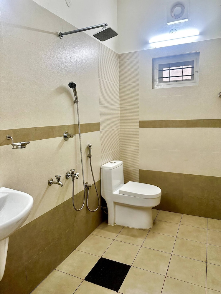 The Haven by Oshara Modern Kerala 3bhk AC Wifi Family Near Fort Kochi Parking
