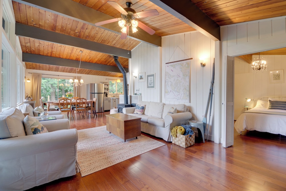 2 Blocks to Puget Sound Beach: Lummi Island Home