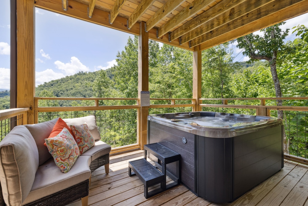 Bear Cheeks 4 Bedroom Cabin