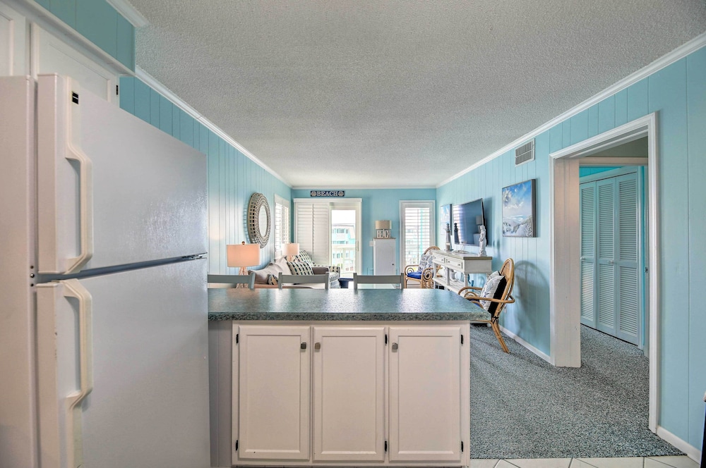 Beachfront Condo w/ Boardwalk & Pool Access!