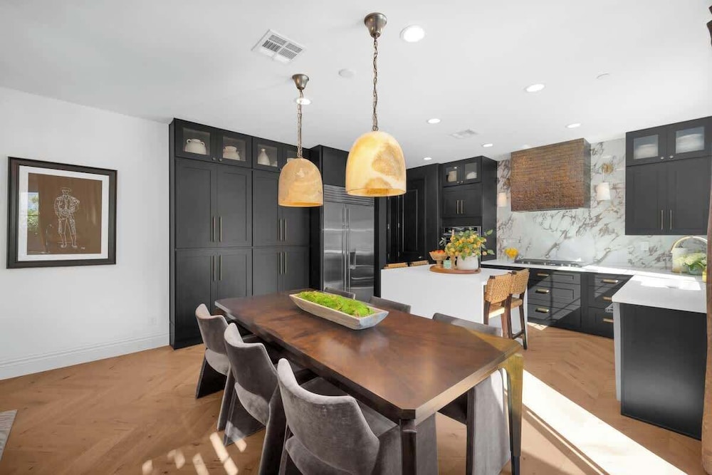 @marbella Lane - Stylish Dream Home in RMV w/ Pool