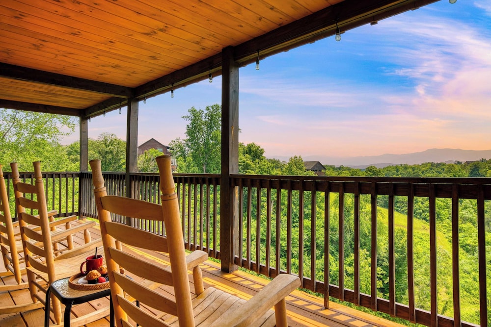 Lions Landing by Avantstay Sleeps 18 Hot Tub Game Room Views Near Pigeon Forge