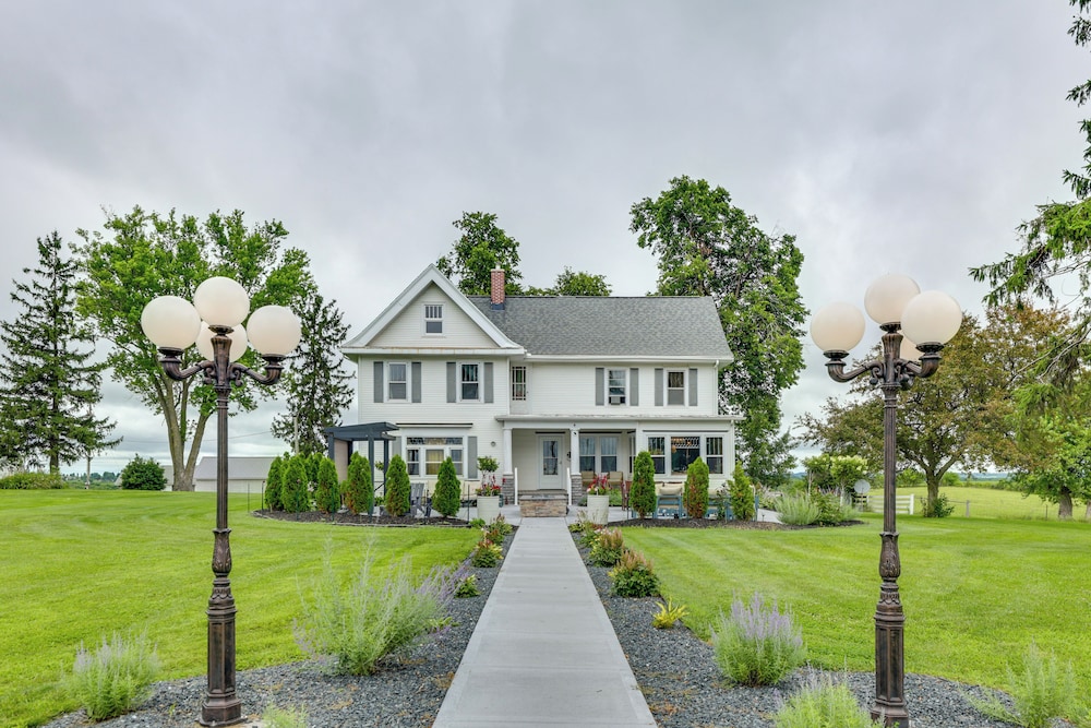 Group Getaway: Luxe Farmhouse in Mt Horeb!