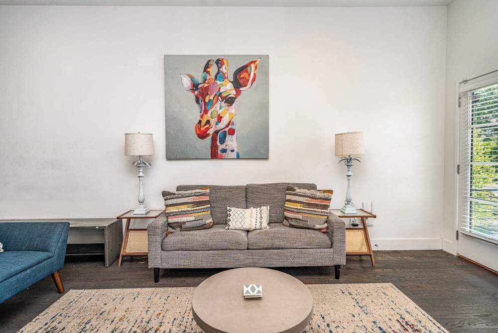 Jade - Private Patio and Balcony - Near Germantown