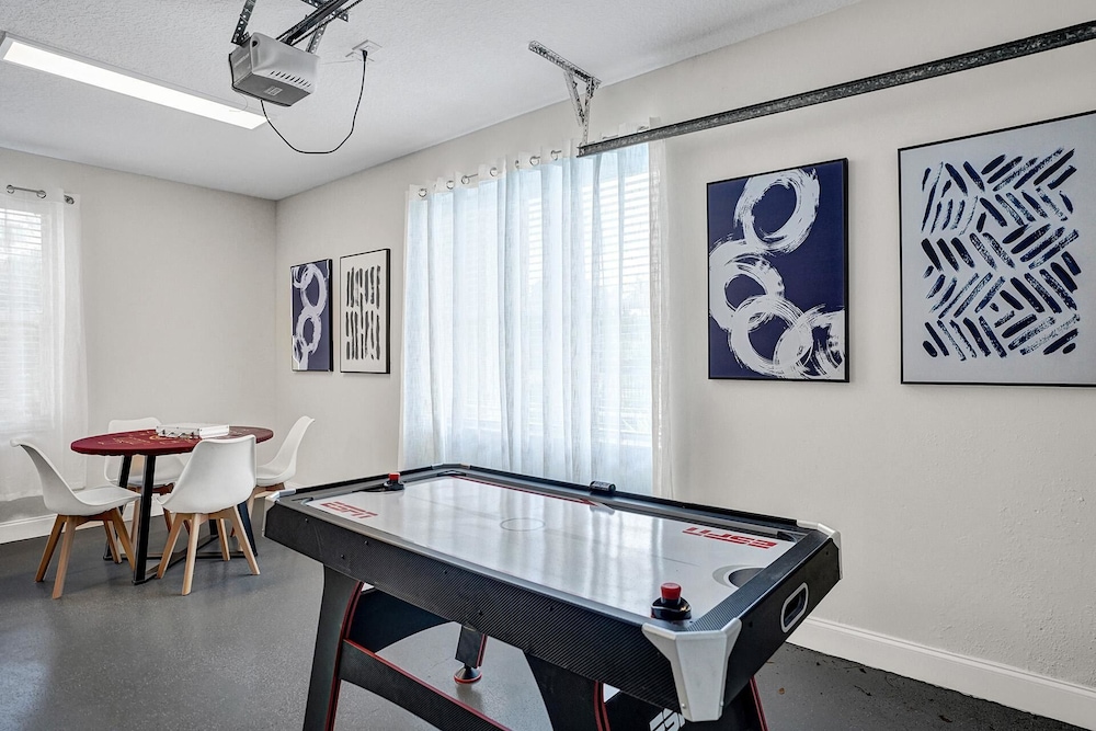 The Grand Luxe 8BR Villa w Pool and Basketball