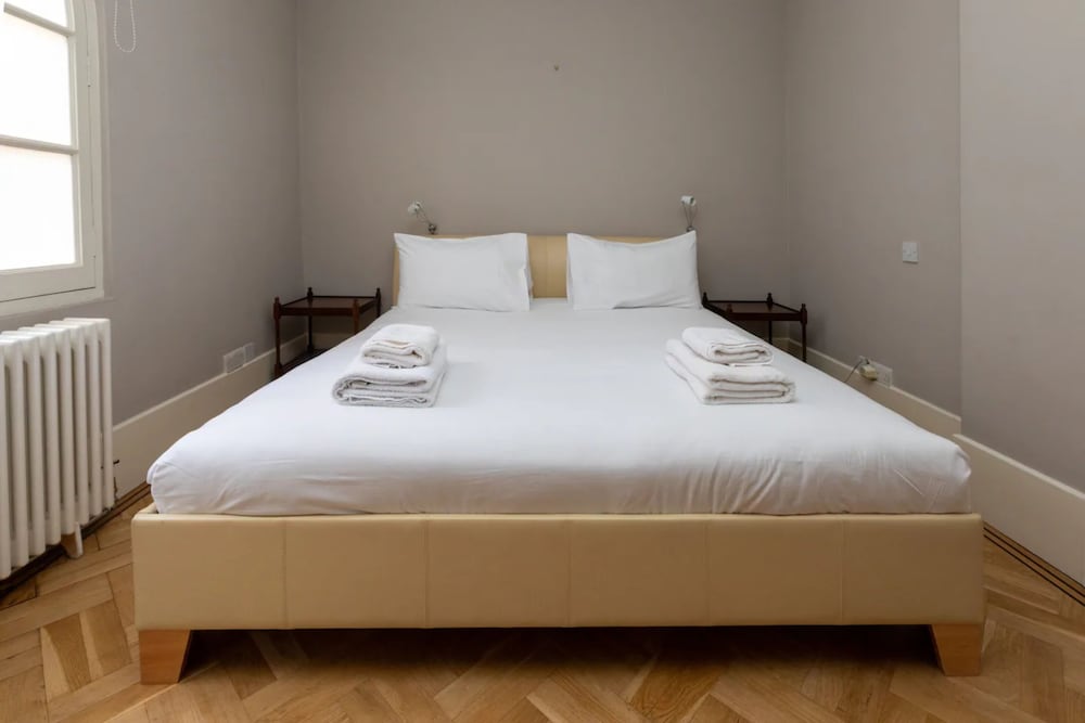 Charming 1BD Flat With Balcony - Kensington