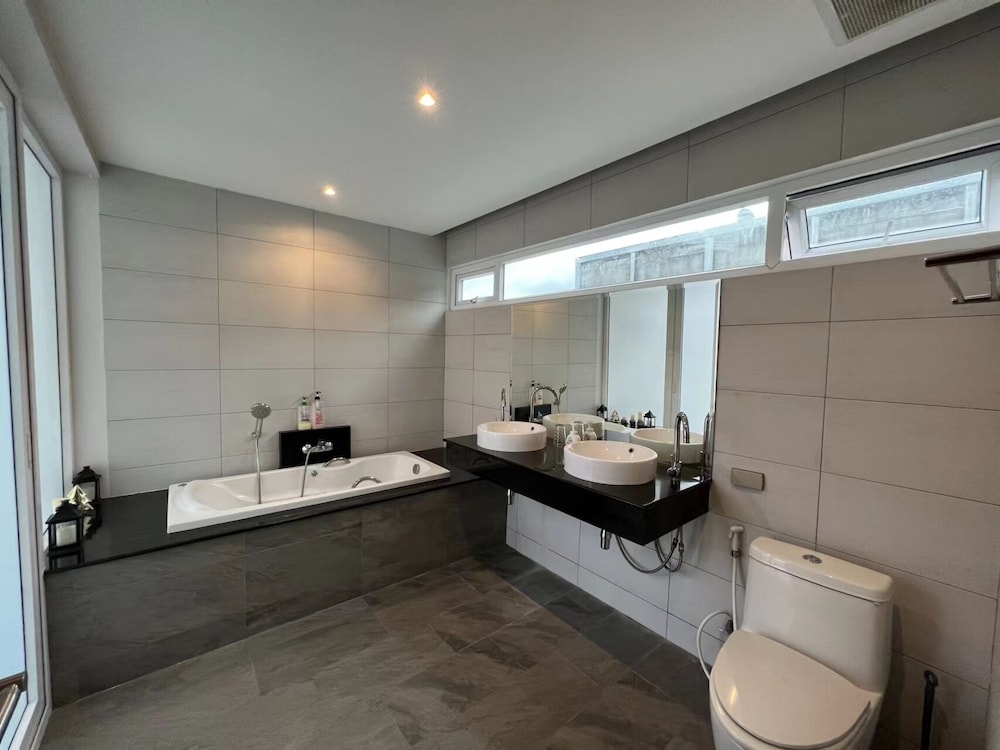 Mountain View Pool Villa in Kamala