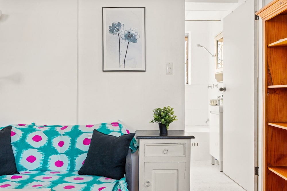 Convenient Studio in Trendy Inner-city Suburb