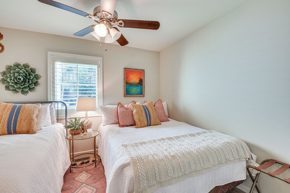 Lakefront Fun Near Clemson! Retreat w/ Pool Access