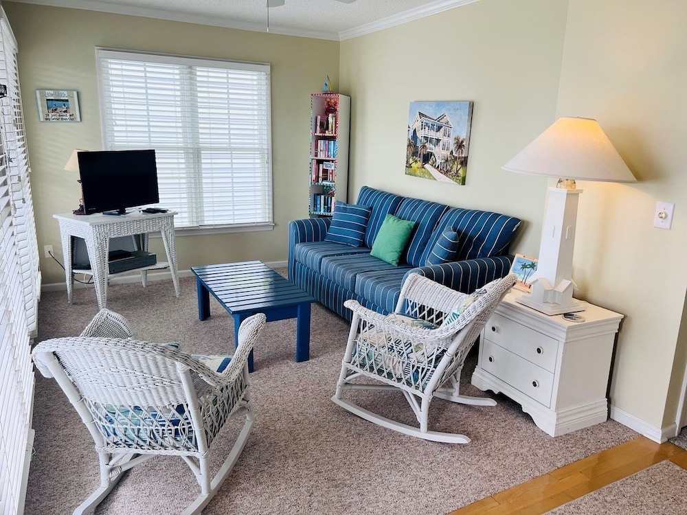 Le Tournesol 4 Bedroom Home by RedAwning - Property Image 6